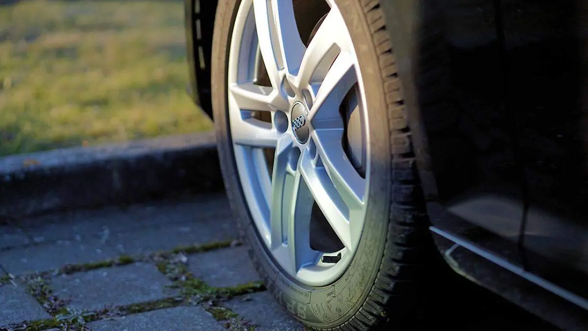Al momento de tomar un auto para comenzar un viaje, la zona que más suciedad puede acumular son las llantas