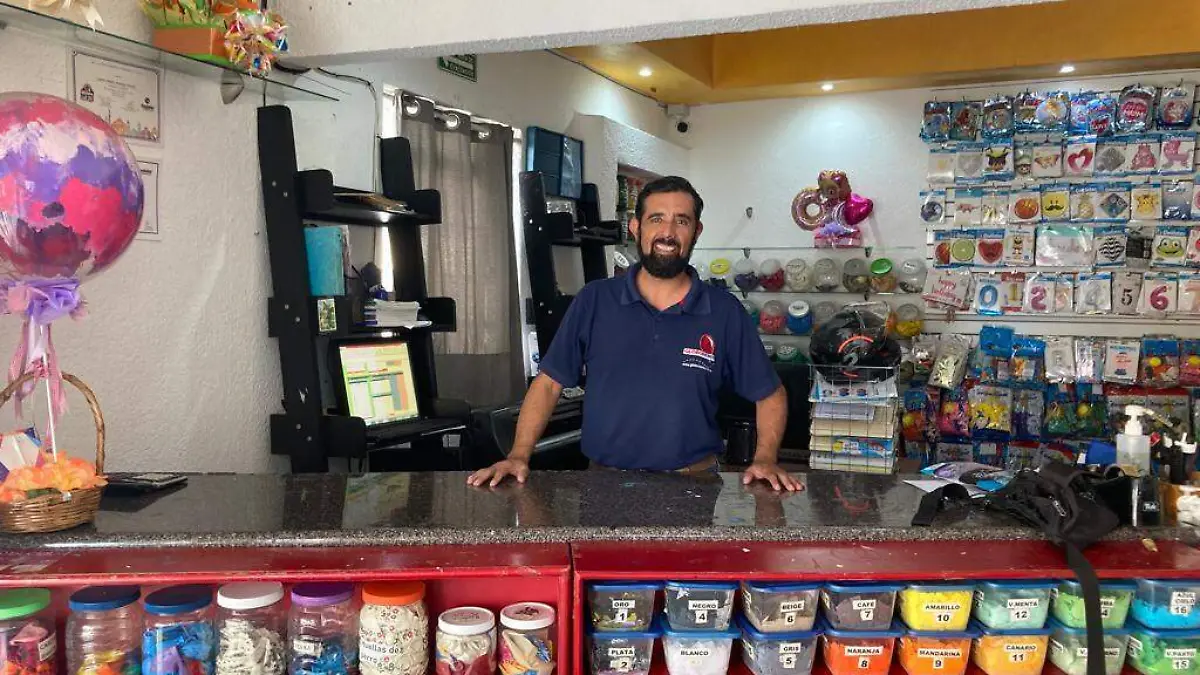 Carlos, el poblano que dejó la ingeniería para emprender con la decoración de globos