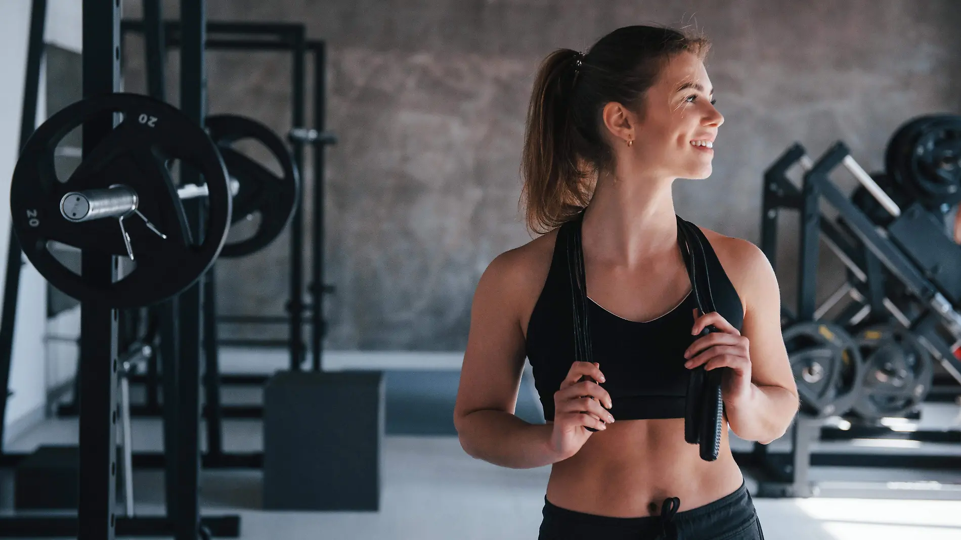 pie-saltar-cuerda-manos-hermosa-mujer-rubia-gimnasio-su-fin-semana