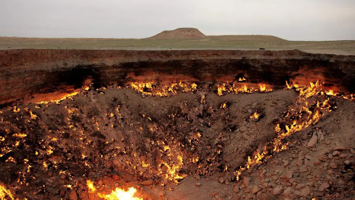 The_Door_to_Hell_(in_the_daytime)_-_Turkmenistan,_Darvaza_-_panoramio