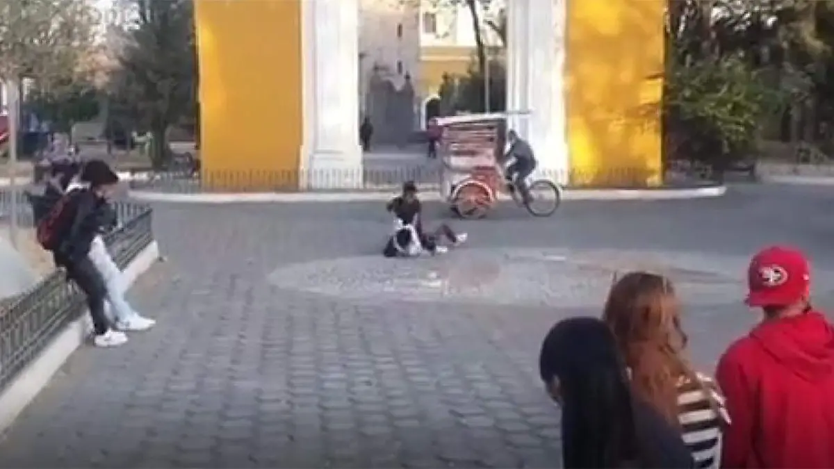 Dos jóvenes, presuntamente alumnos del Instituto Washington por el uniforme que portaban, protagonizaron una pelea