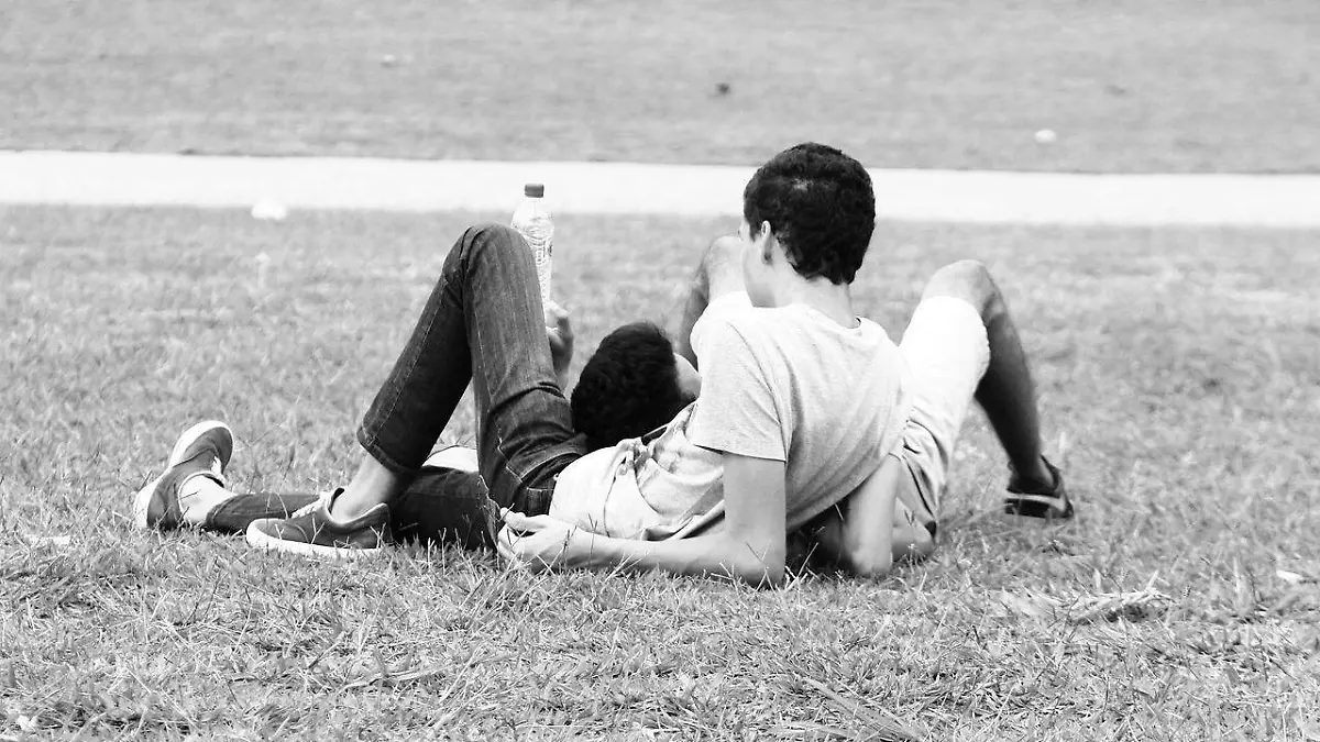 Los hombres reciben un regalo de sus parejas