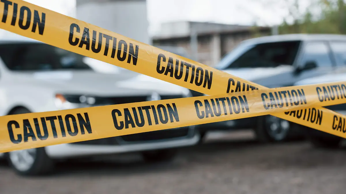 vehiculos-blanco-negro-cinta-amarilla-precaucion-cerca-estacionamiento-dia-escena-crimen