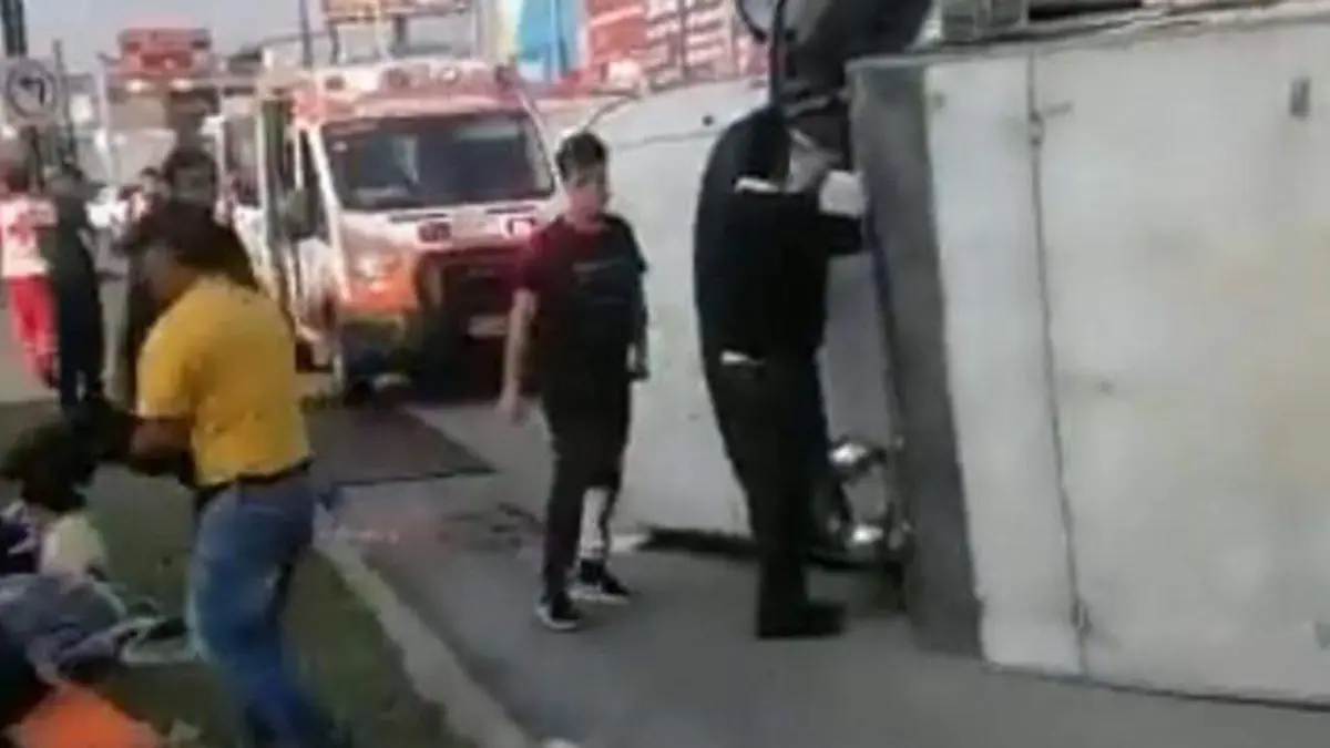 Un Lesionado y cuantiosos daños materiales dejó la volcadura de una camioneta de comerciantes