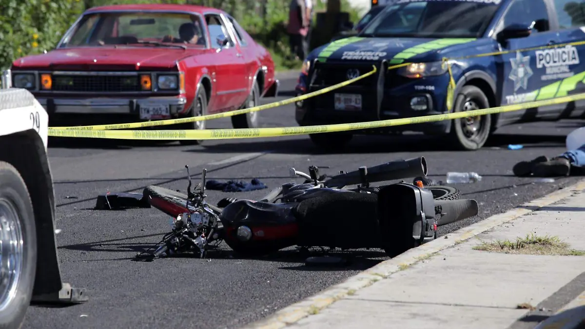 Muere motociclista al derrapar por exceso de velocidad