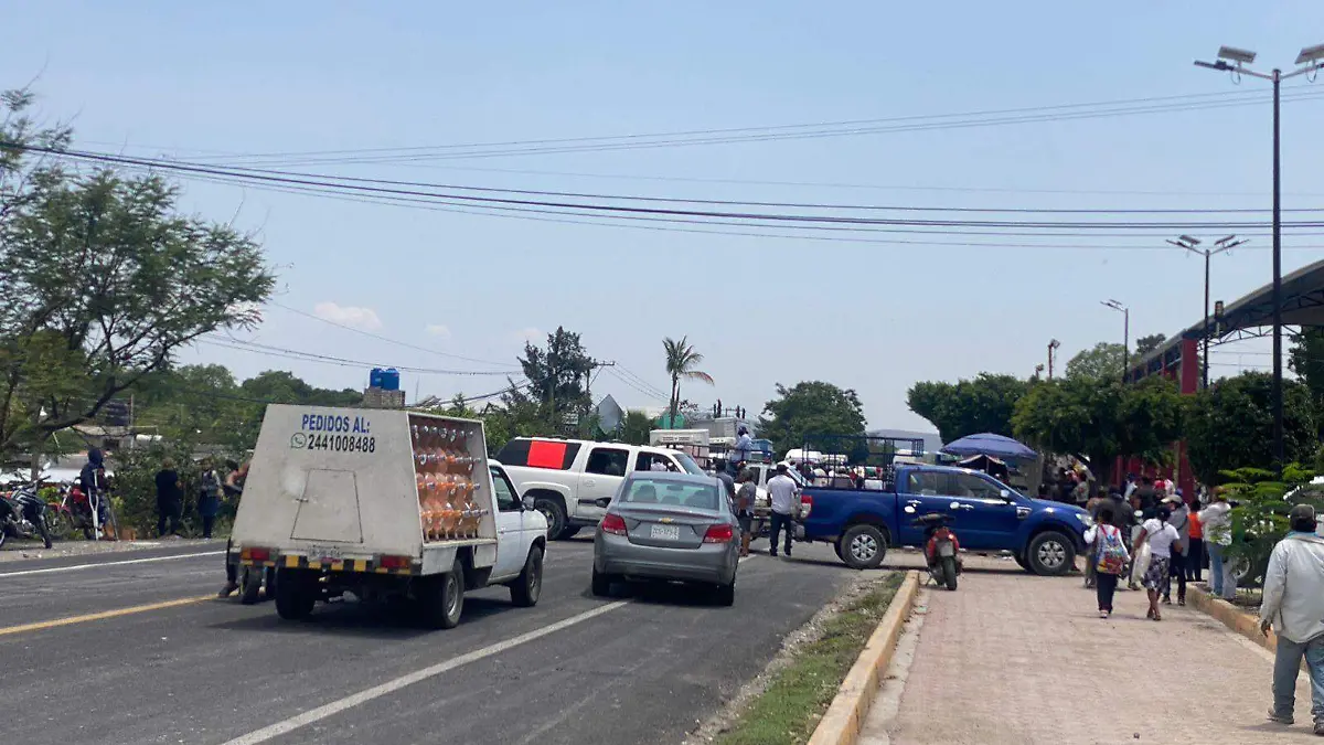 Habitantes de Izúcar bloquean la carretera Izúcar-Atlixco, piden la liberación de una joven
