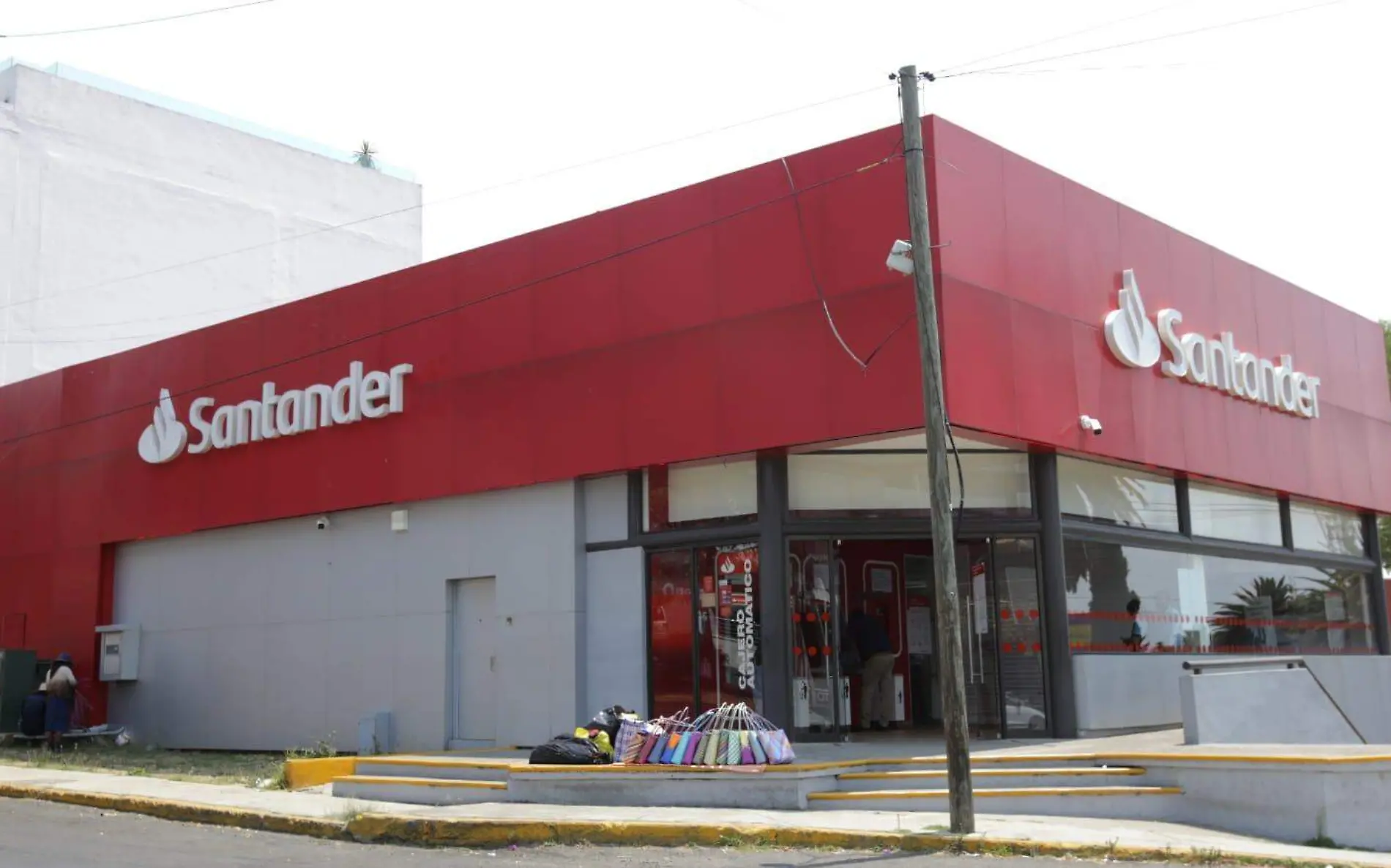 Despojan a cuentahabientes de más de 500 mil pesos en sucursal de Santander