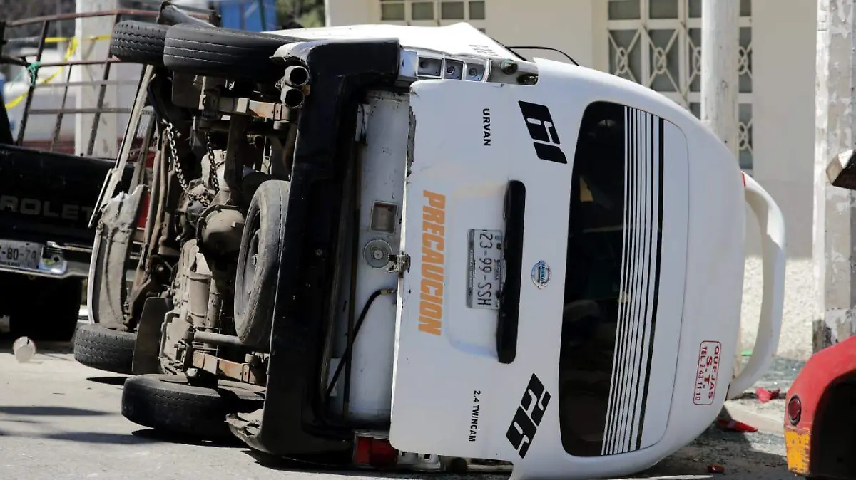 ruta 61 vuelca en la colonia moztezuma