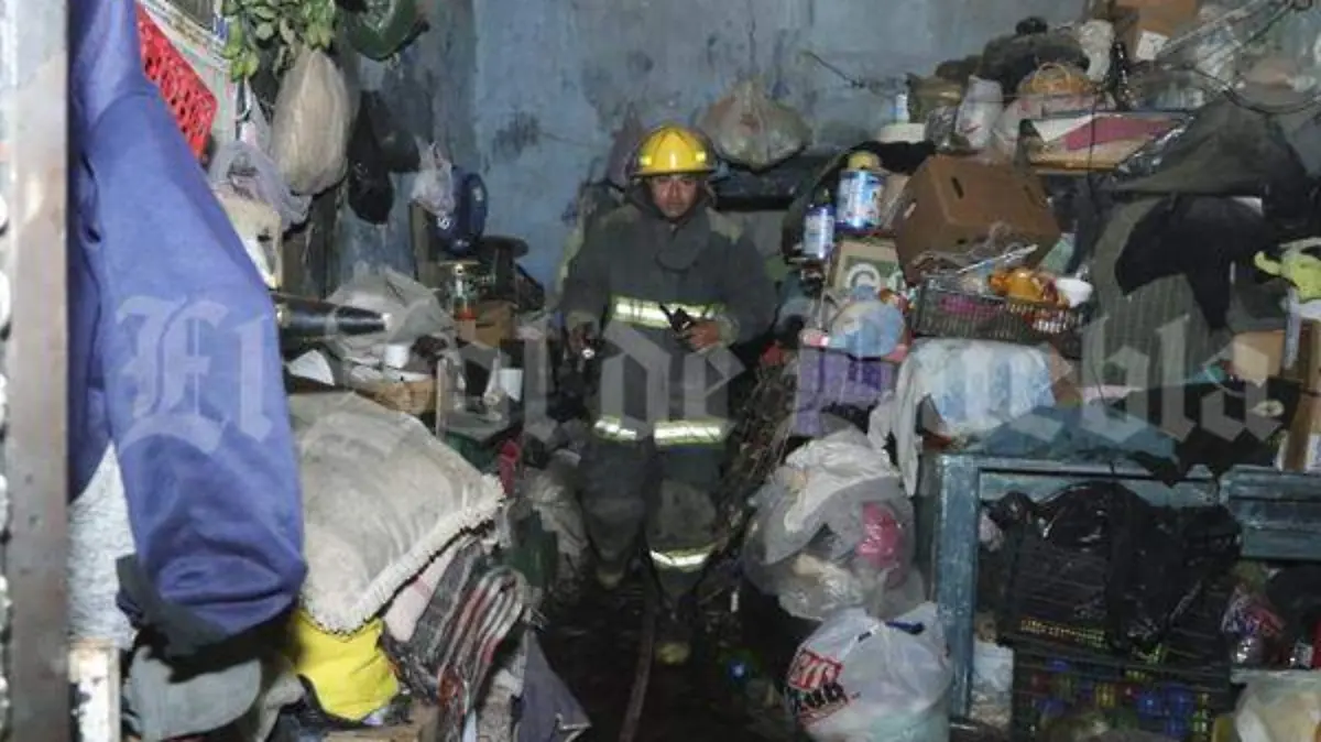 Combaten incendio de almacén de plástico en San Antonio
