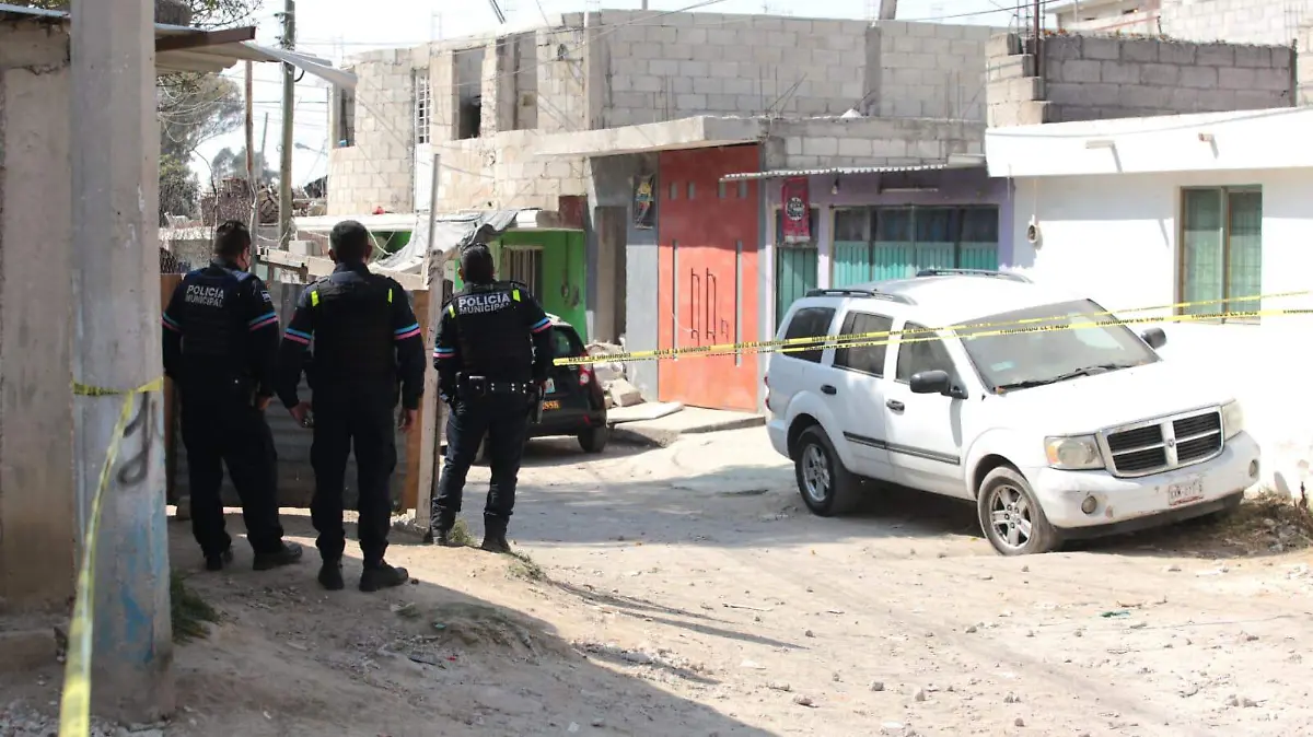 Los aterrados vecinos tras escuchar los múltiples disparos, al salir a la calle vieron tirados a los hombres