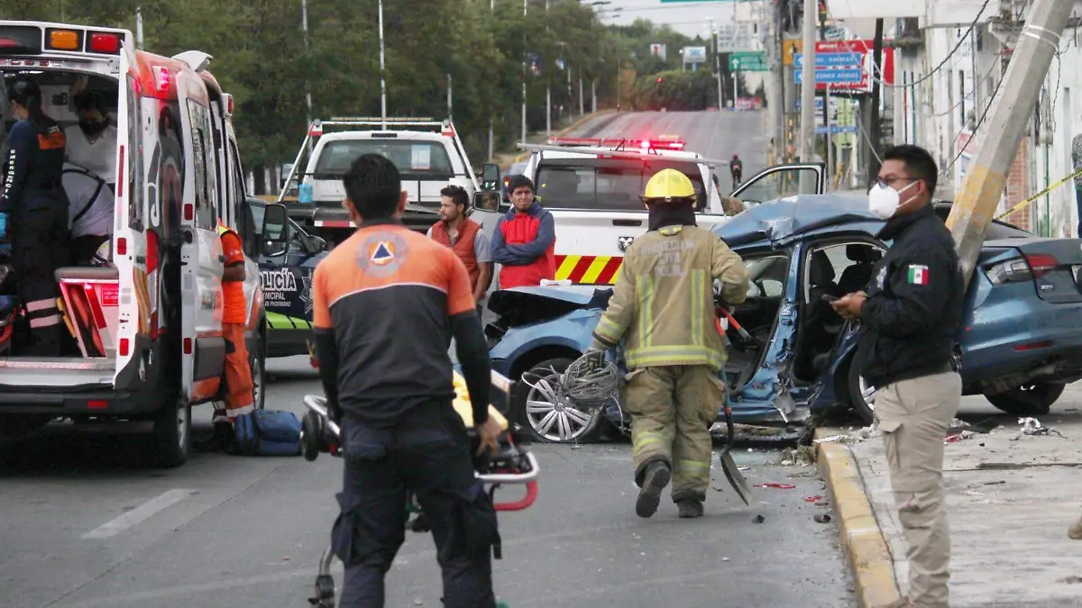 Prensado al chocar con un poste en la Belisario Domínguez
