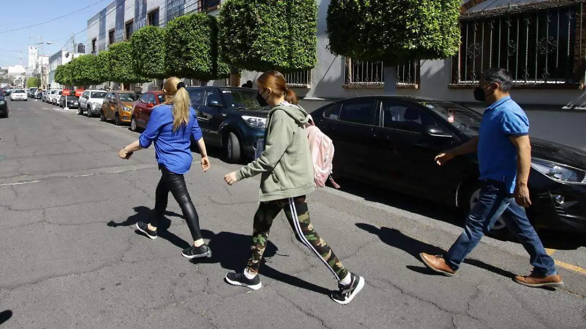 Papàs recogen a sus hijos tras incidente en prepa Upaep
