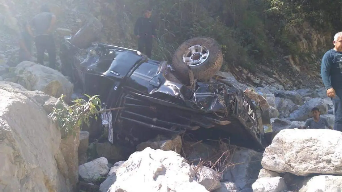 Camioneta barranca