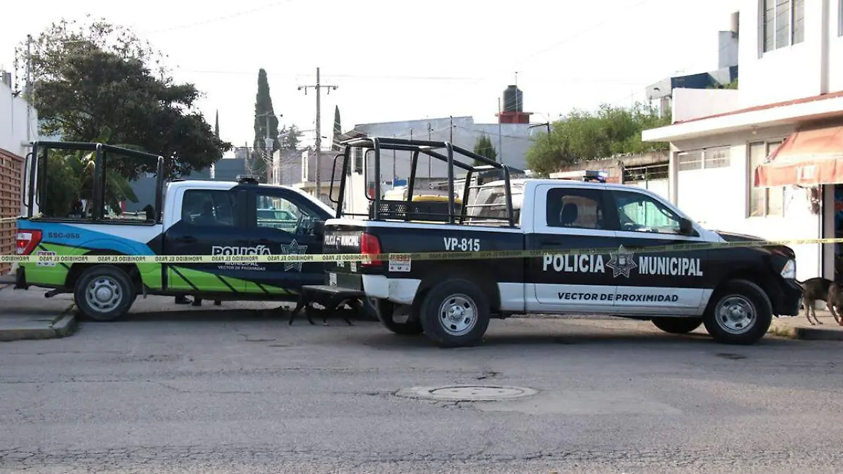 Un hombre, aparentemente en estado inconveniente, se cayó desde la azotea de su casa y murió casi al instante