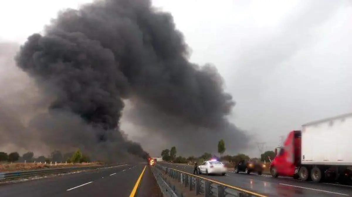 Cerrada la autopista Puebla-Orizaba tras explosión de pipa
