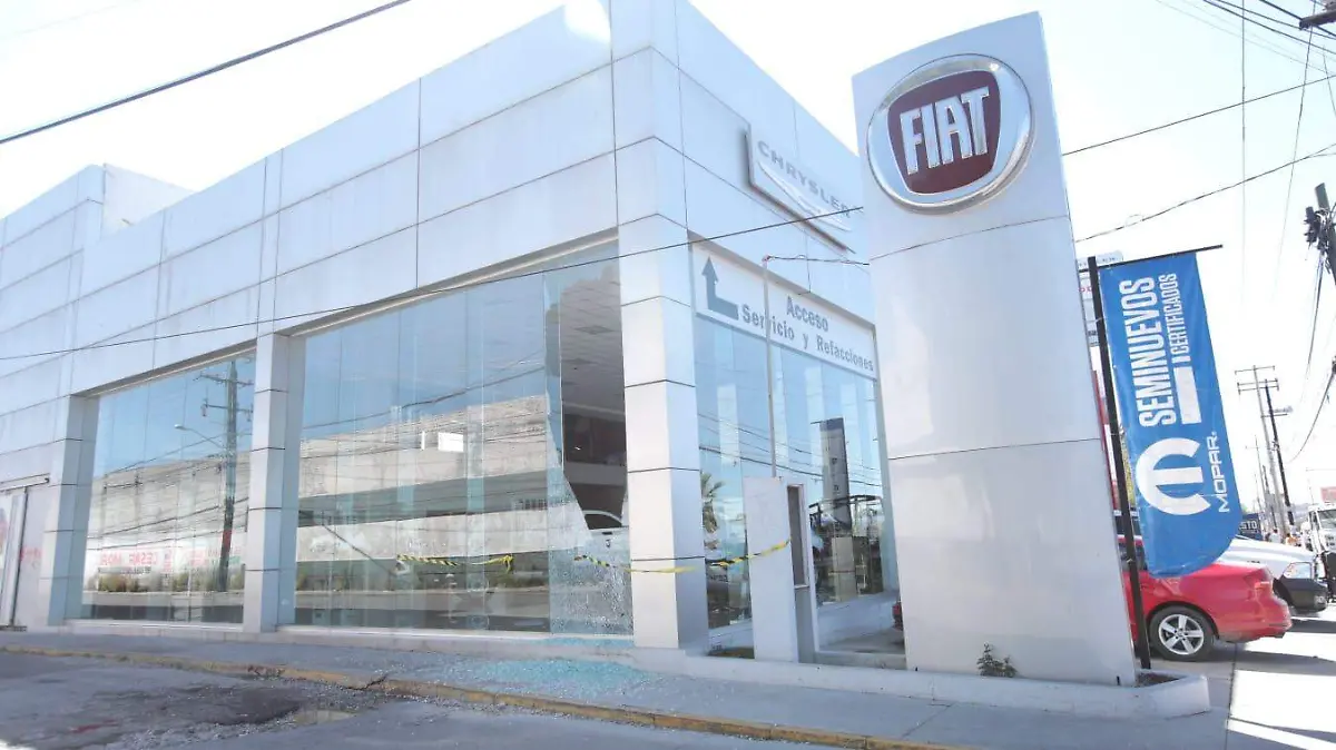 Vandalizan agencia de autos