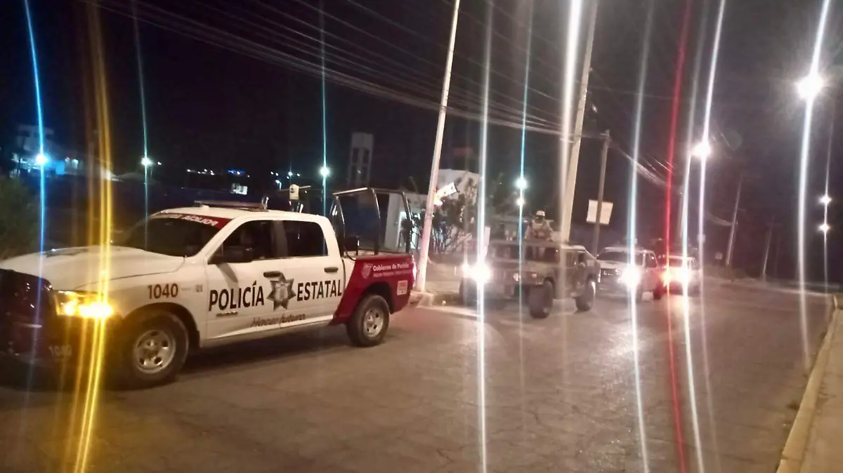 carro con cuerpos en autopista puebla-tlaxcal