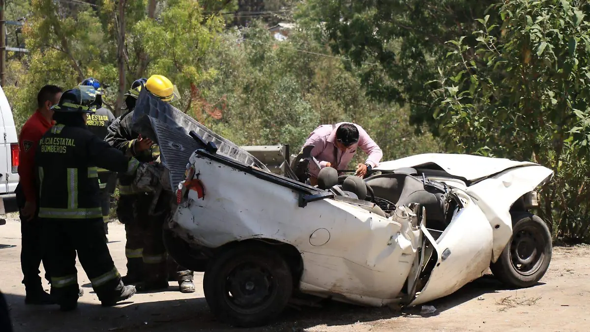 traile impacta auto en la autopista