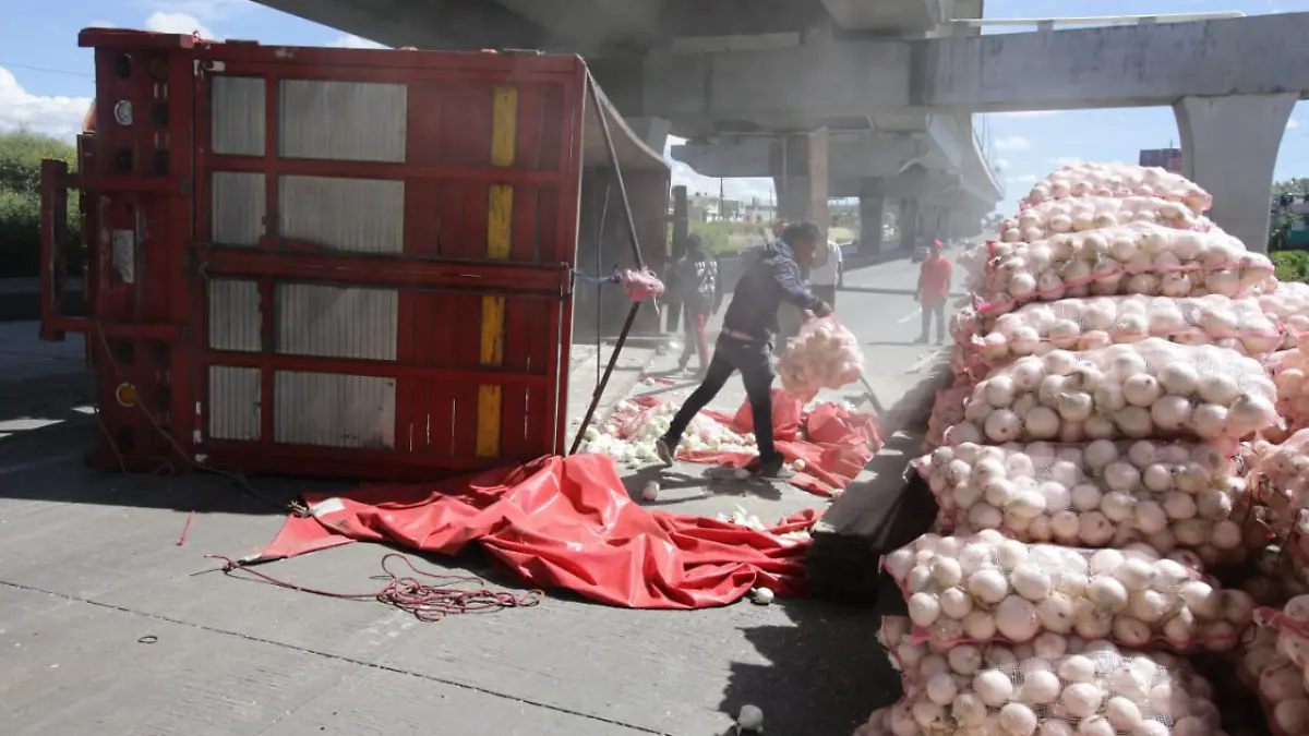 Volteo de un camión de cebollas