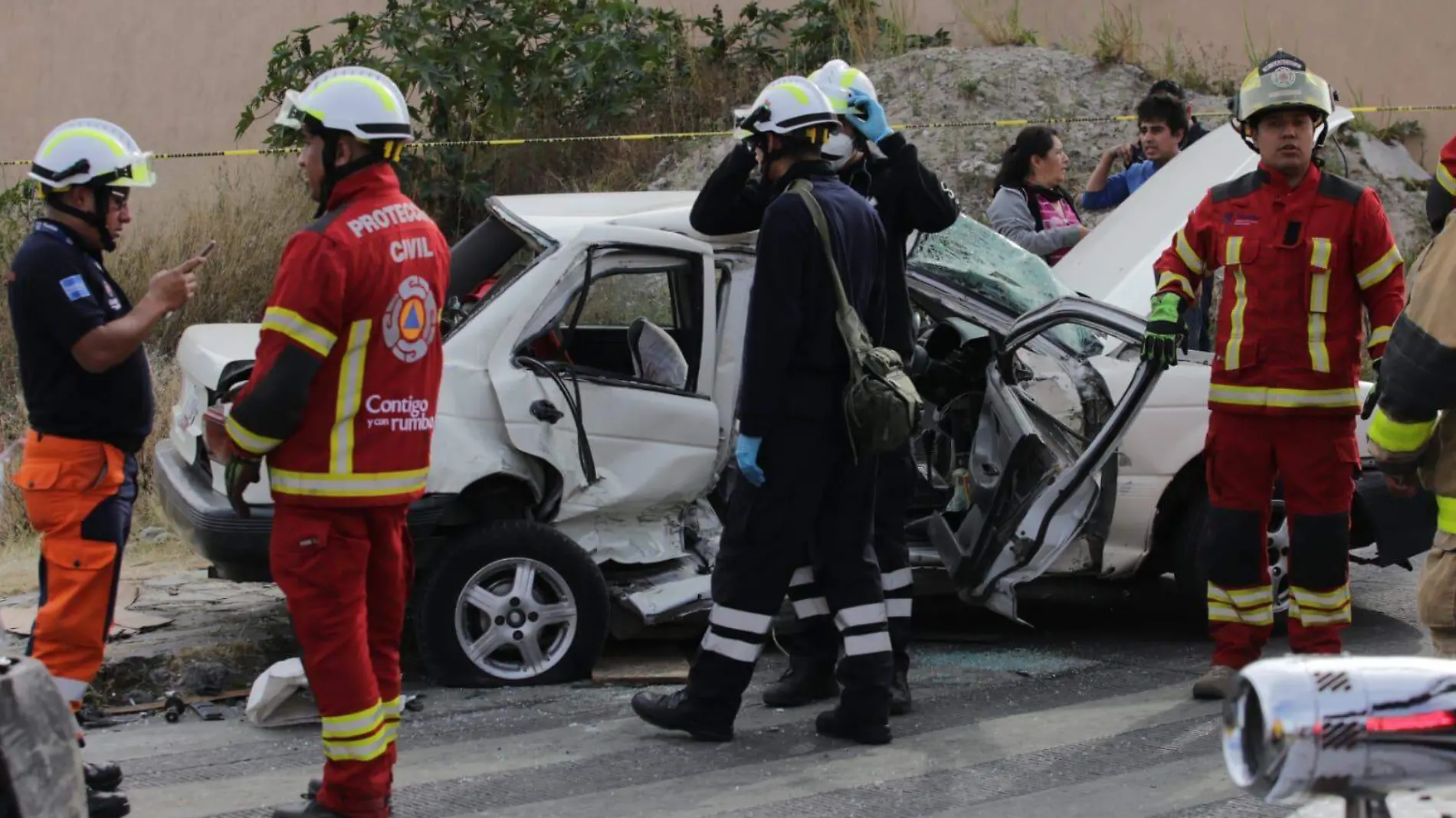 Fuerte choque entre unidad de transporte y un auto deja saldo de 14 lesionados