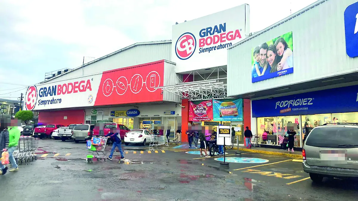 Los delincuentes lograron entrar a la tienda Coppel que ahí se ubica para después con un mazo romper los cristales