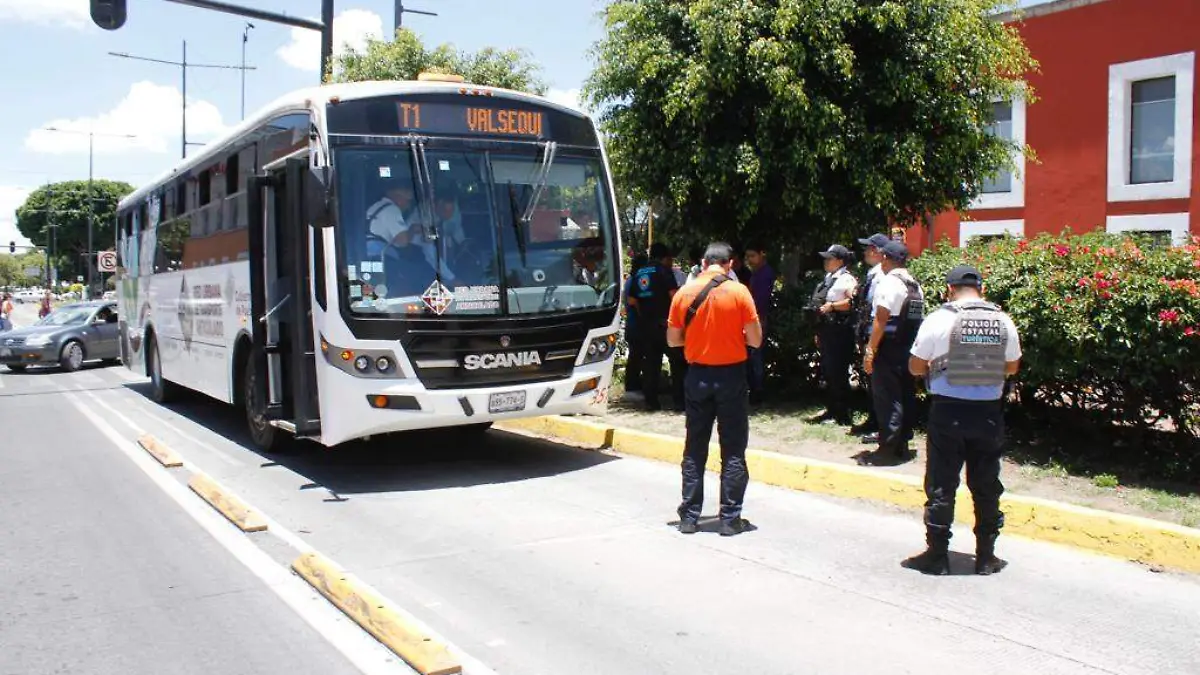 RUTA Línea 3 atropella a hombre que cruzó el boulevard