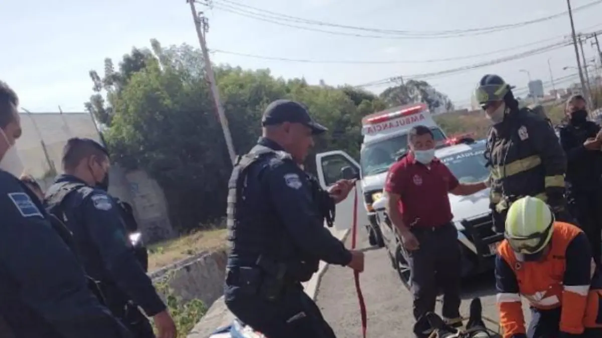 Recatan a dos personas tras fuerte volcadura en San Miguel Mayorazgo