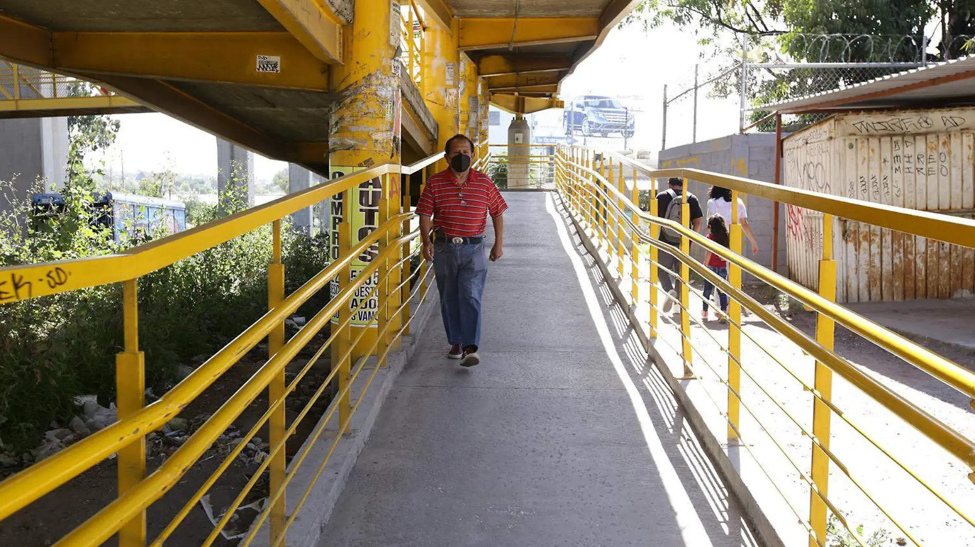 Por miedo a asaltos, transeúntes no utilizan los puentes peatonales