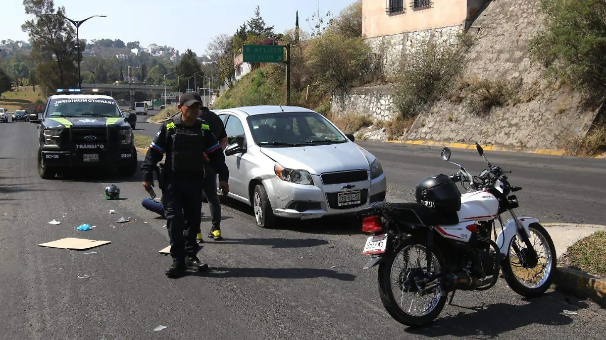 Motocilista se impacta con automóvil en bulevar Vicente Suárez