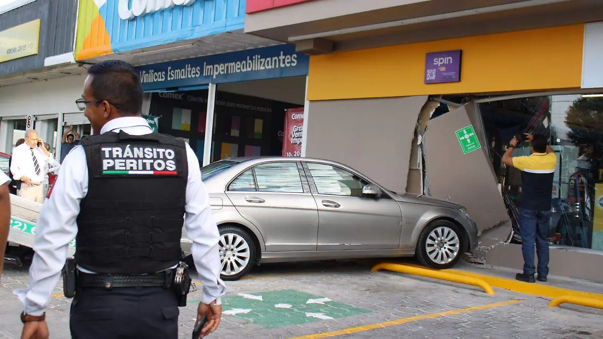Pierde el control de su auto y termina estrellándose contra un Oxxo