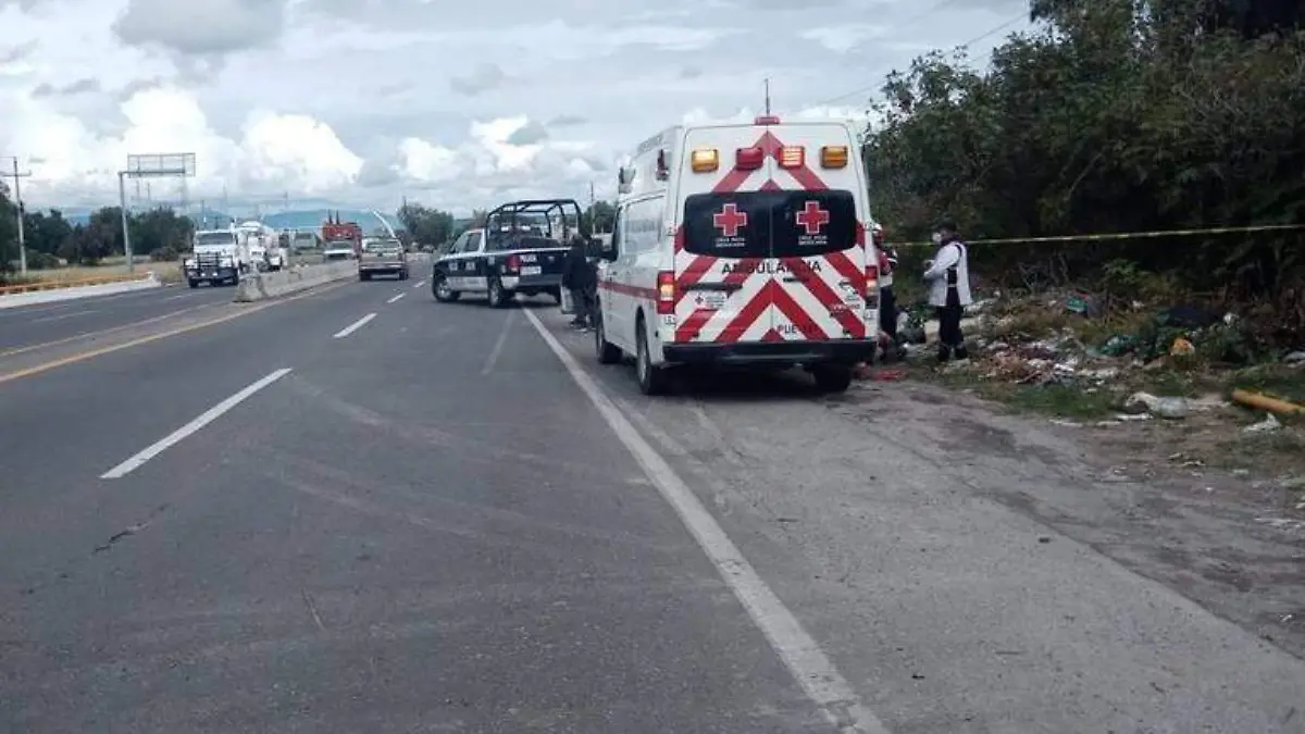 Taxi vuelca y termina dentro de una barranca en San José El Rincón