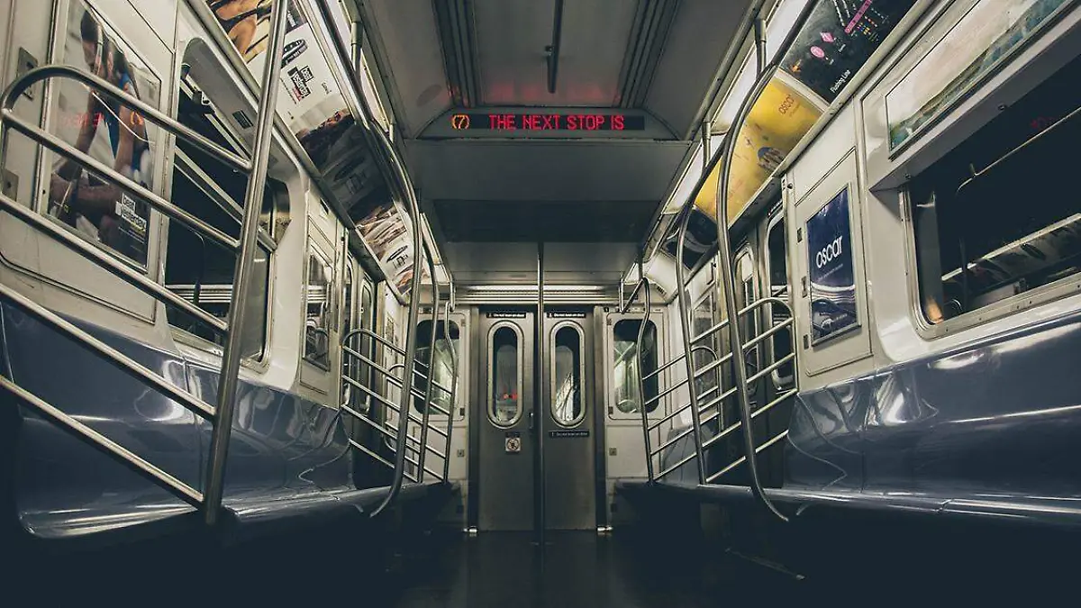 En el metro de Nueva York un grupo de mujeres vestidas con leotardos verdes neón abordaron a un vagón para despojar de sus pertenencias a los pasajeros