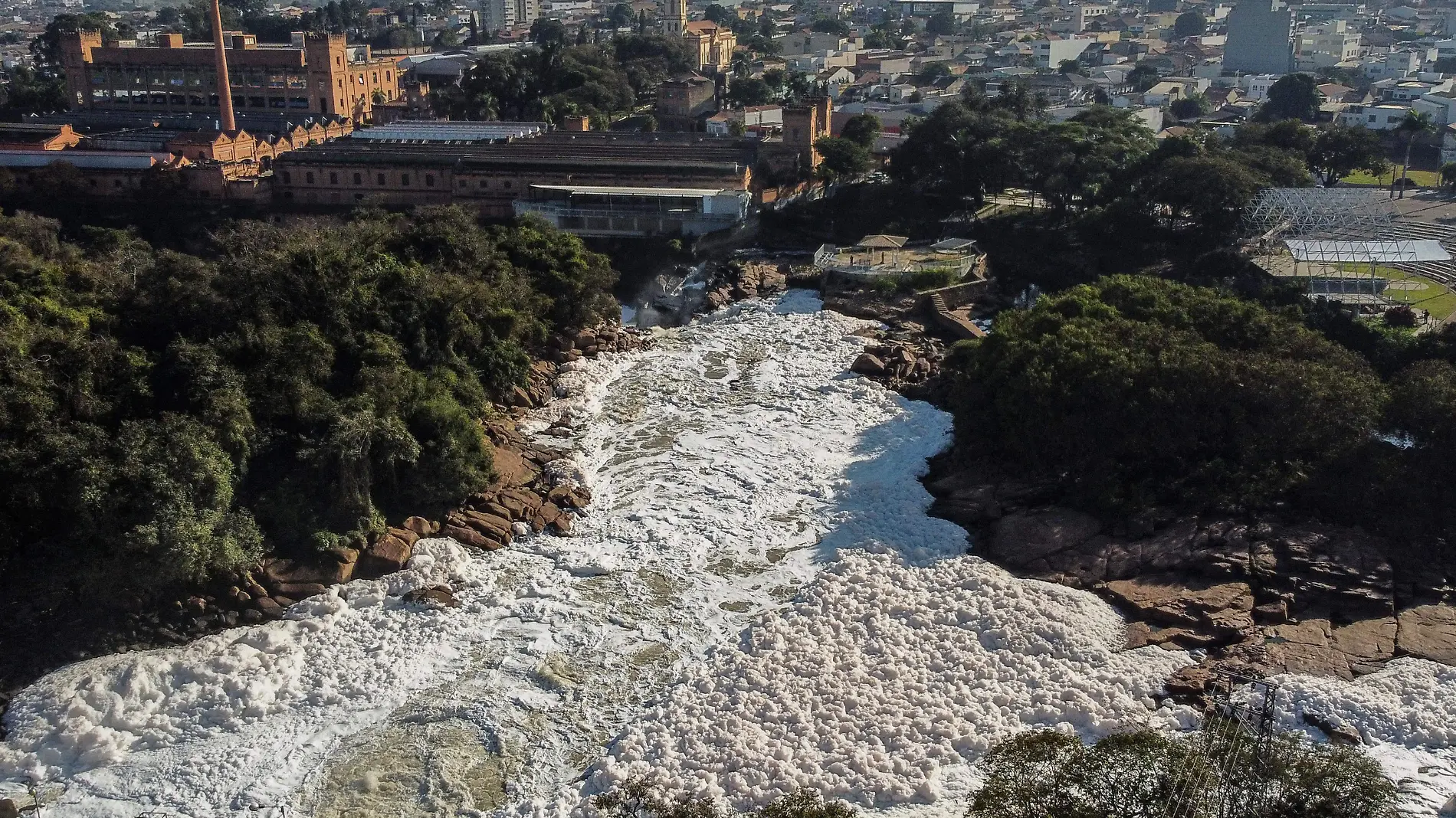 Hay grandes cantidades de espuma dañina