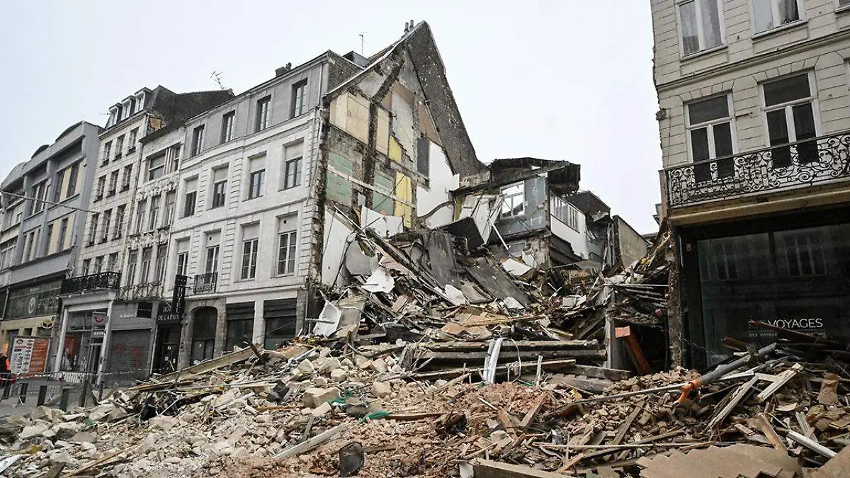 Un joven en Lille, Francia, puso antes que nada la integridad de sus vecinos cuando se percató de una serie de daños en su edificio previo a un derrumbe