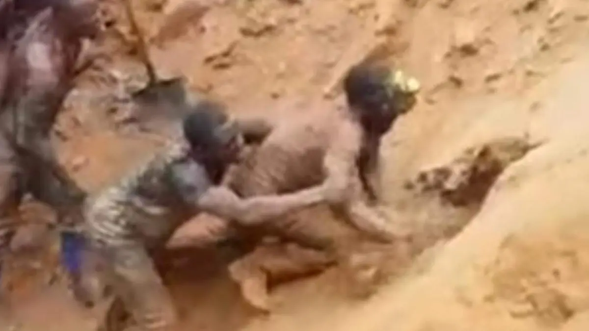 Mineros en El Congo logran salir de una mina de oro antes de que ésta colapsara