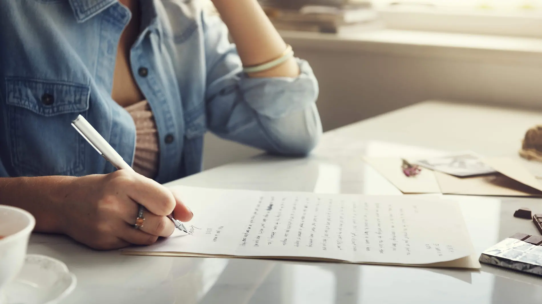 mujer-caucasica-escribiendo-carta