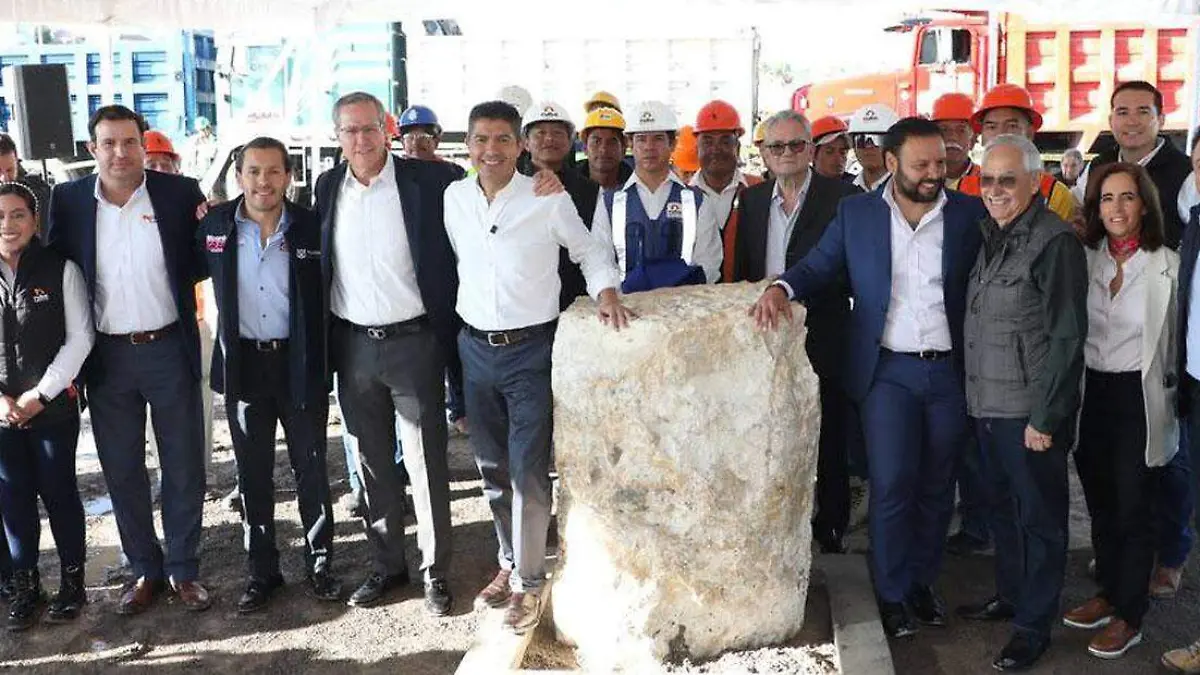 Eduardo Rivera coloca la primera piedra para Benevento