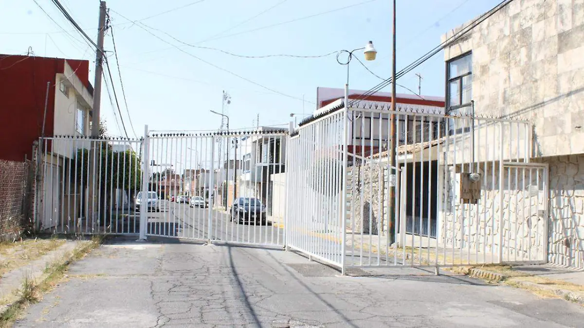 La polémica respecto a la colocación ilegal de rejas en algunas colonias de capital poblana se reavivó tras el reciente caso de un vecino de la colonia El Cerrito