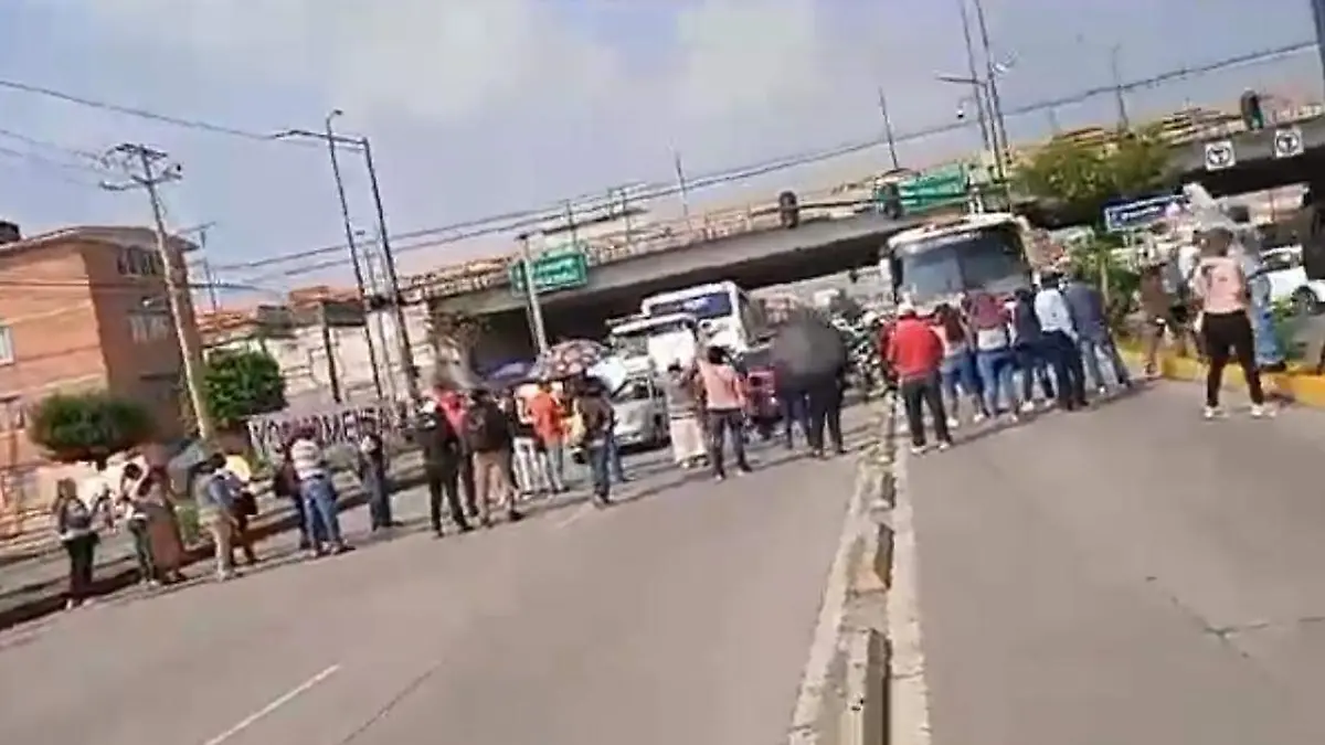 Integrantes del colectivo Frente Nacional de Izquierda Social (Fenis) se manifestaron frente a las oficinas de Agua de Puebla en la 11 Sur 