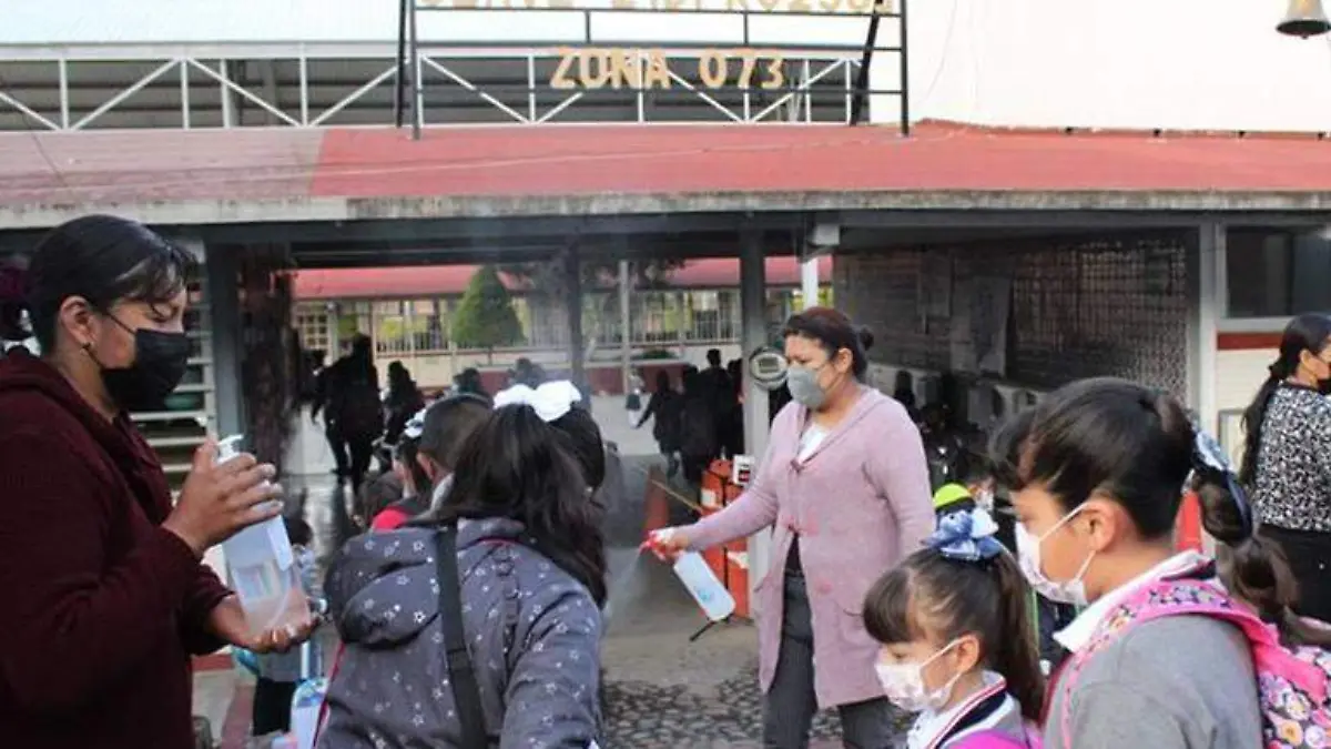 Cientos de estudiantes regresan a clases en Puebla