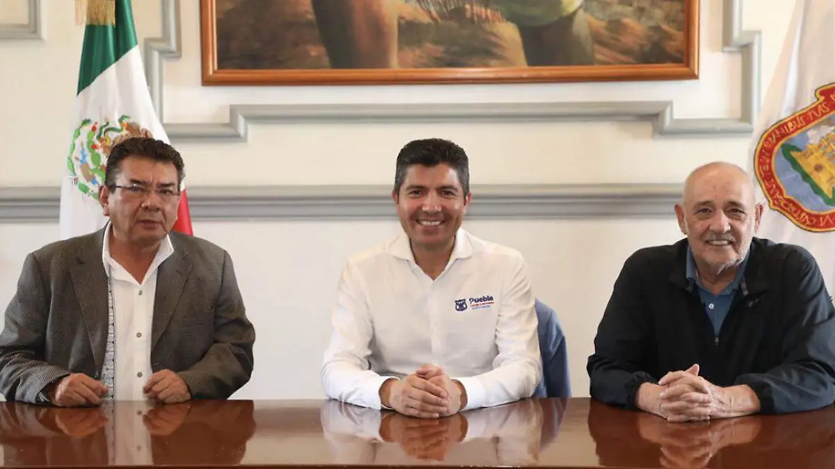 Eduardo Rivera Pérez, se reunió con los líderes de las organizaciones que tienen presencia en el mercado de Amalucan