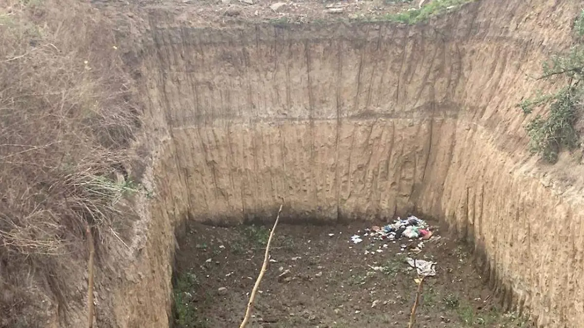 En basurero está convirtiéndose una excavación que el edil de Coronango, Gerardo Sánchez Aguilar, realizó en la entrada principal de San Francisco Ocotlán