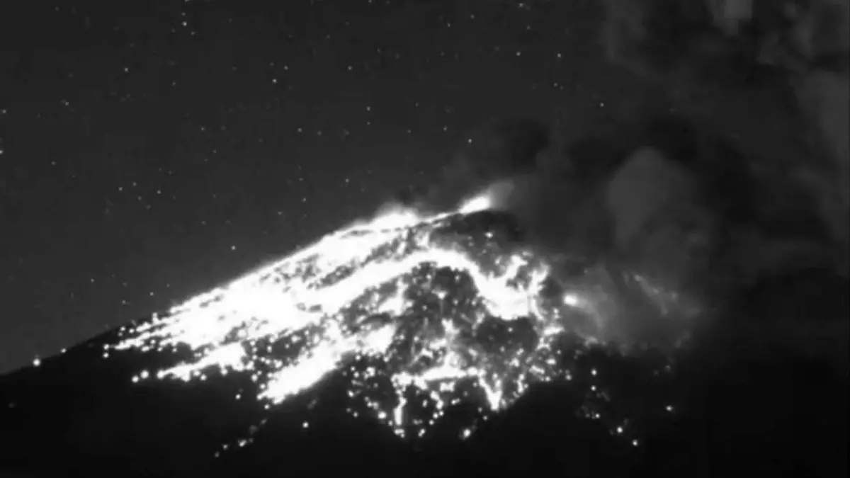 Captan espectacular explosión del volcán Popocatépetl
