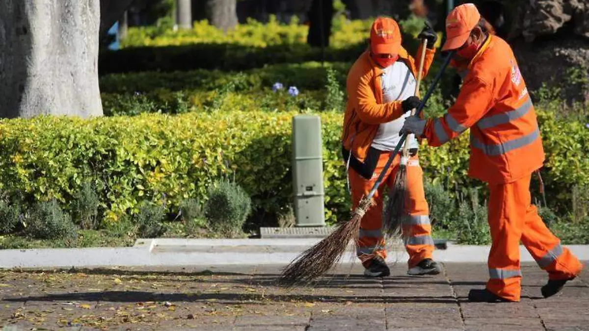Naranjitas trabajan limpiando las calles de Puebla
