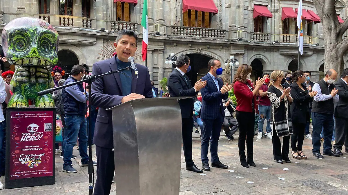Eduardo Rivera inugura exposición Me lleva la Huesuda