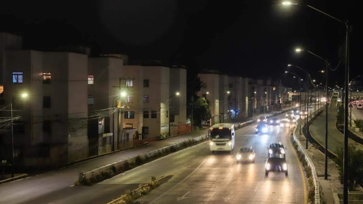 Iluminan el Periférico Ecológico con tres millares de lámparas