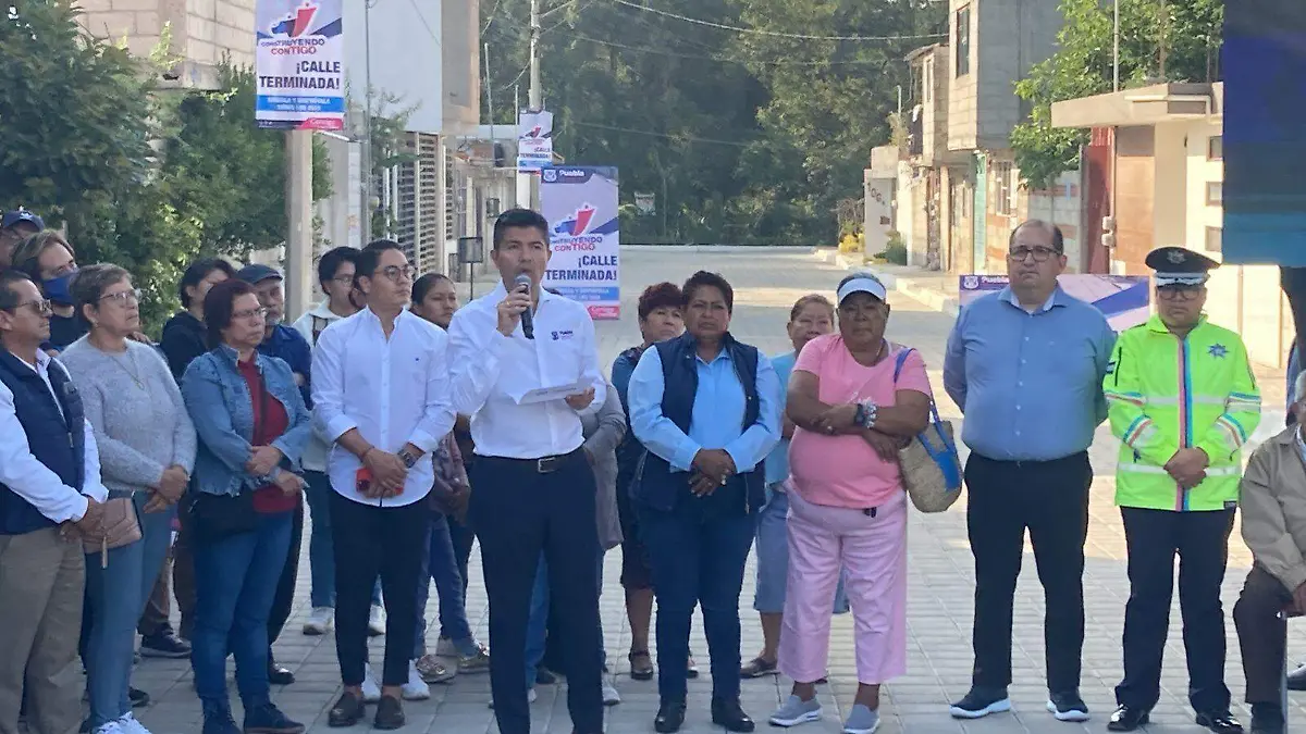Eduardo Rivera entrega una de ocho calles