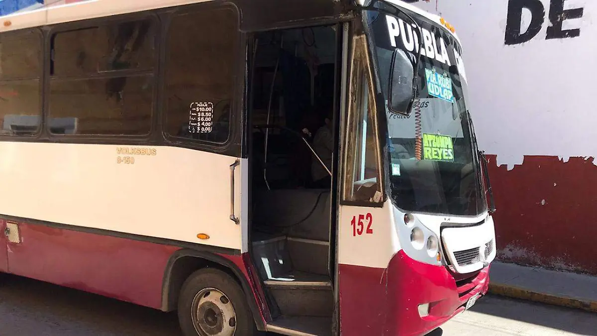 Los conductores buscan prevenir la ola de asaltos registrados en los últimos días en la Recta a Cholula