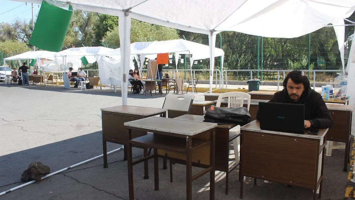 Alumnos toman clases en carpas