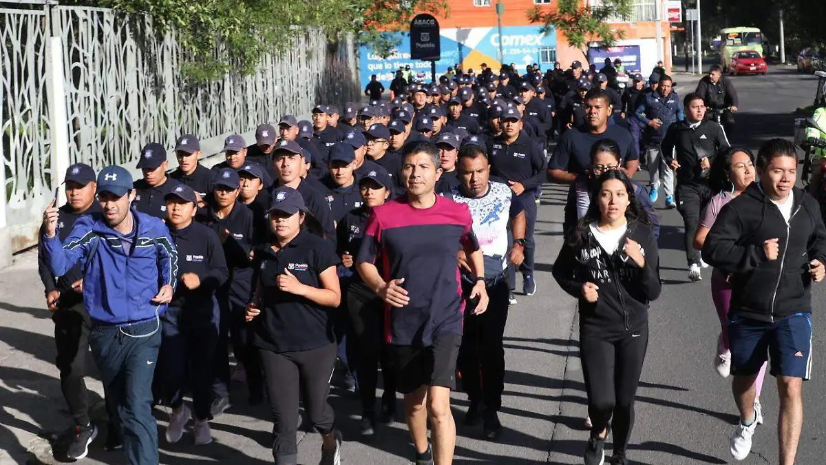 Eduardo Rivera corre con 116 cadetes de la Academia de Formación Policial